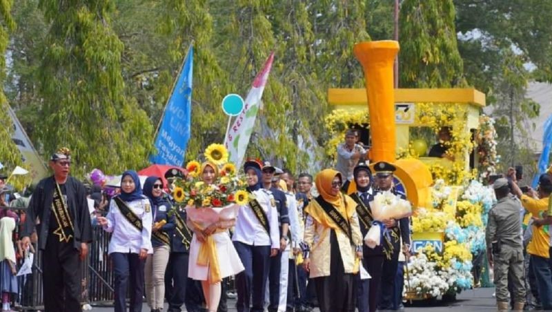 Kemeriahan Festival Bunga Hias Sukabumi 2023 pada peringatan Hari Jadi Ke-153 Kabupaten Sukabumi yang digelar di Kecamatan Palabuhanratu, Kabupaten Sukabumi, Jabar pada Minggu (foto: gemapos/ antara)